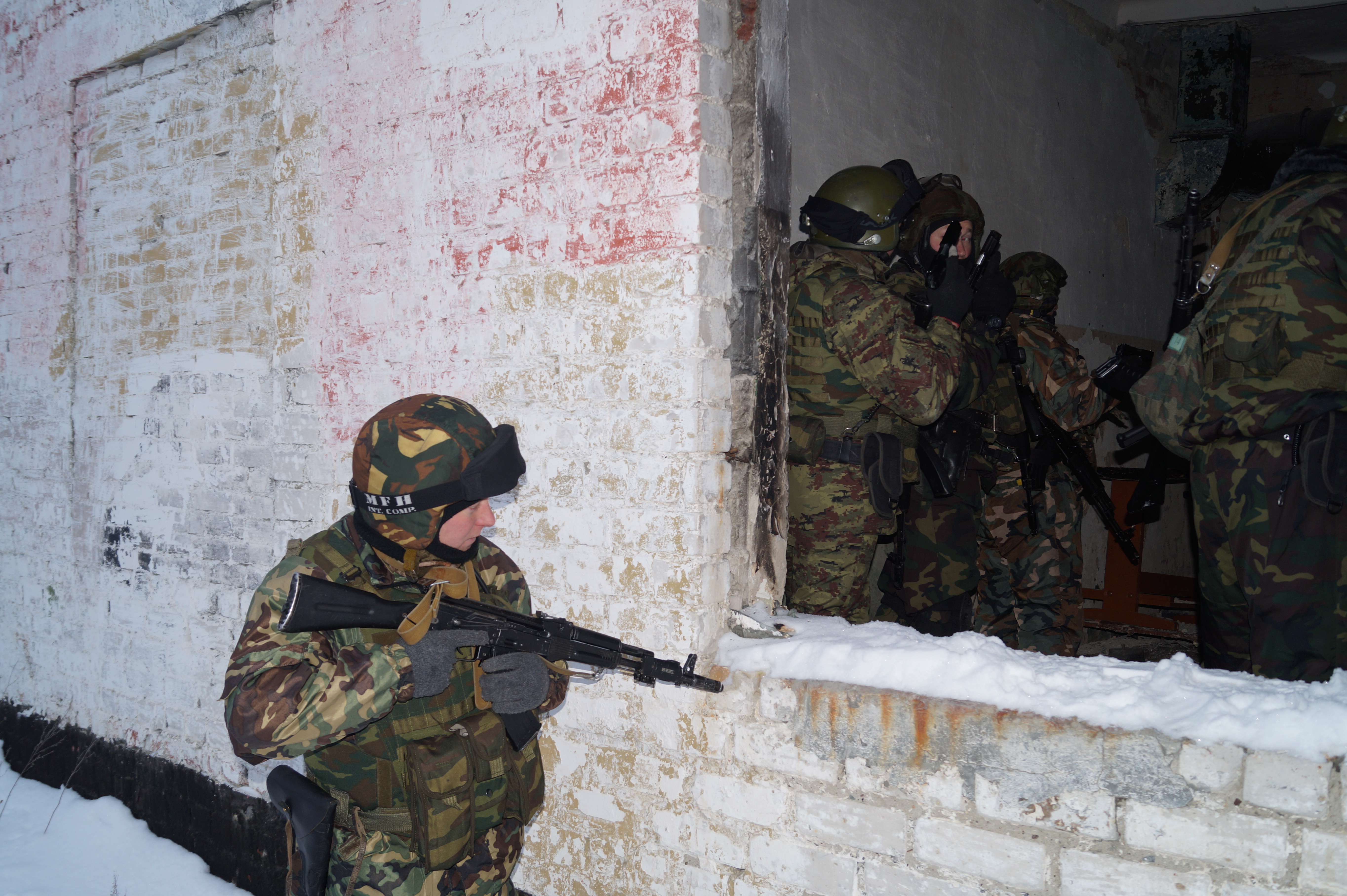 Первоуральца задержали при попытке перебросить сверток в колонию строгого режима Первоуральца задержали при попытке перебросить сверток в колонию строгого режима