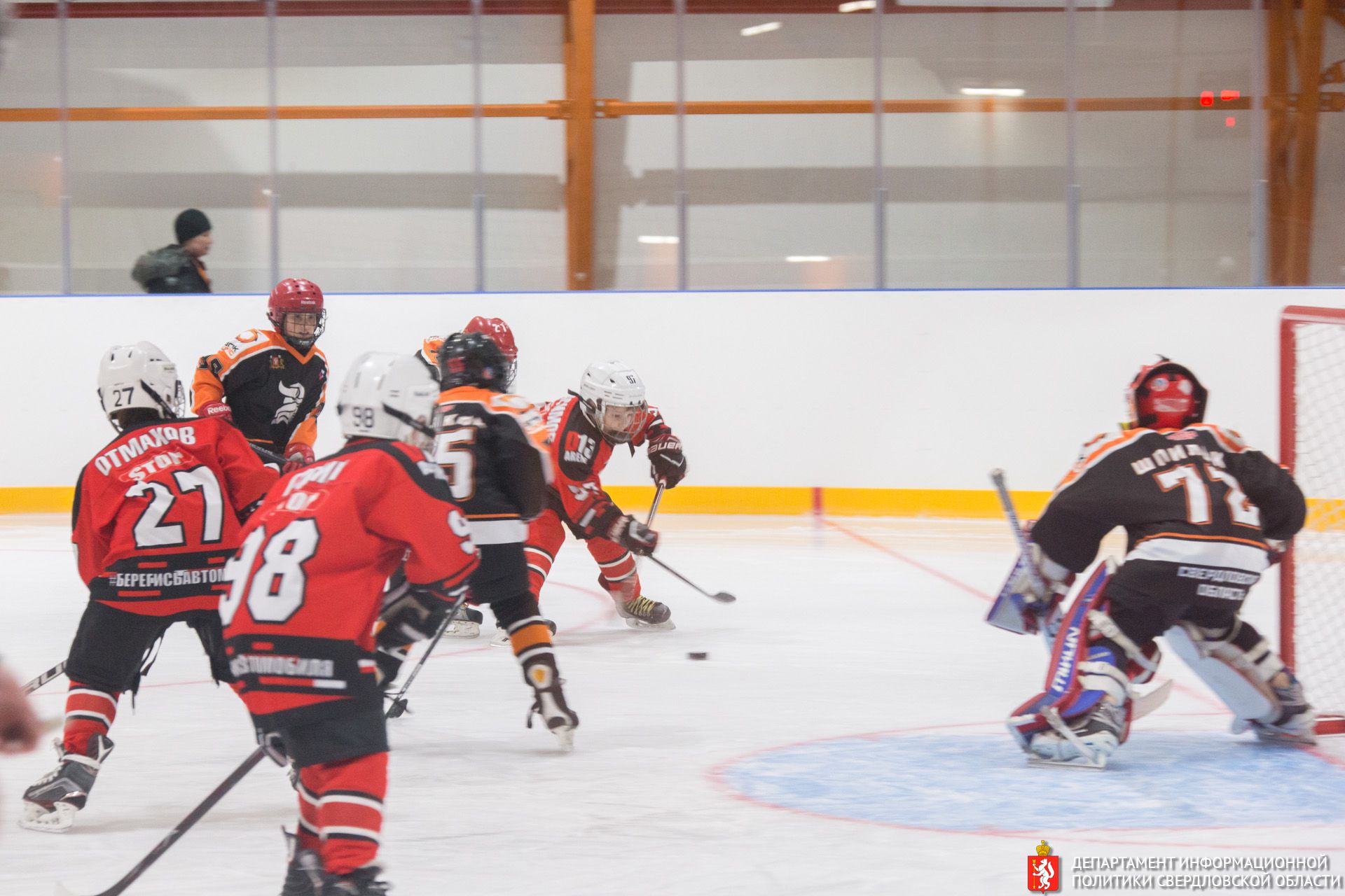 В Екатеринбурге открыли новую ледовую арену на Уралмаше