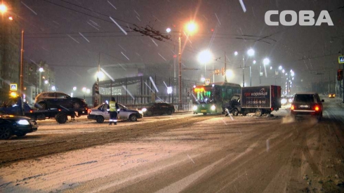 На перекрестке Репина — Крауля произошла авария с грузовым автомобилем