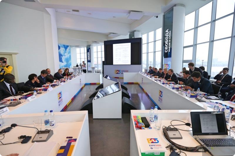 Евгений Куйвашев презентует делегации МБВ заявочное досье Екатеринбурга на ЭКСПО-2025