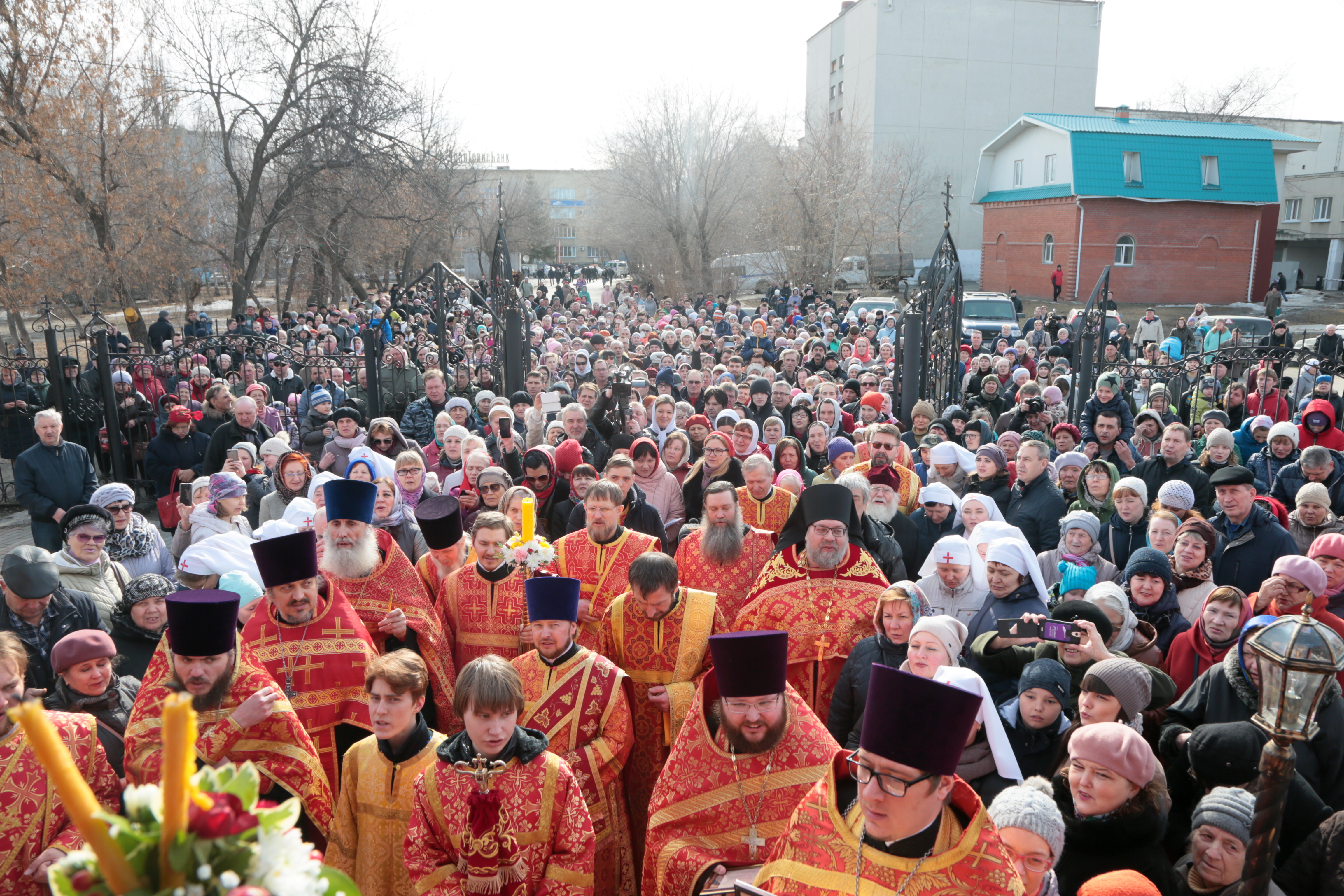 Пасхальный крестный ход в Кургане собрал до тысячи человек