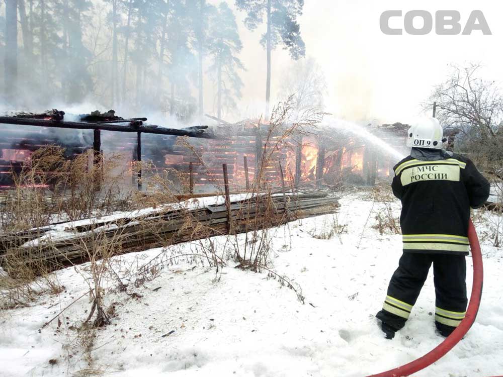 В Екатеринбурге горит заброшенный коровник