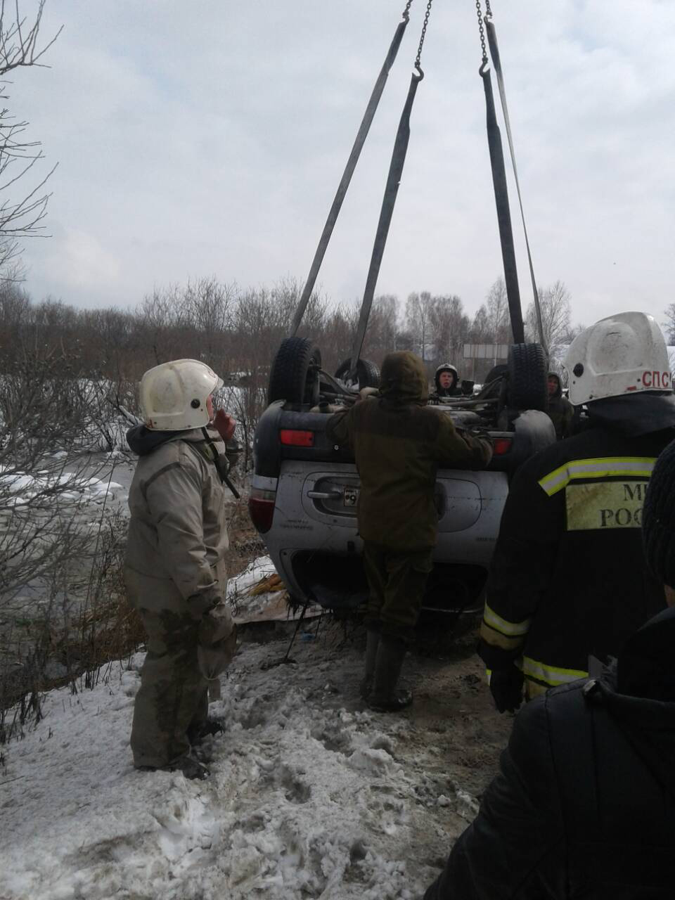 В результате ДТП на проспекте Космонавтов автомобиль угодил в болото