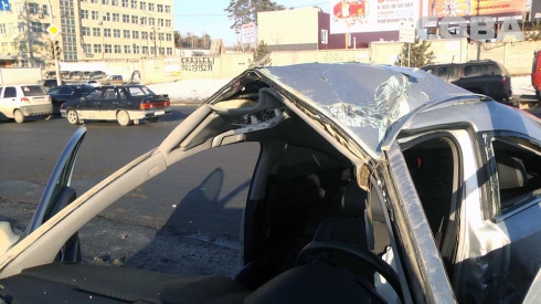 На улице Расточной иномарка врезалась в столб. Водитель в больнице