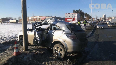 На улице Расточной иномарка врезалась в столб. Водитель в больнице