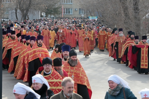 Пасхальный крестный ход в Кургане собрал до тысячи человек