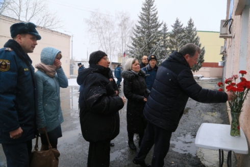 Сотрудники МЧС Зауралья почтили память погибшего коллеги