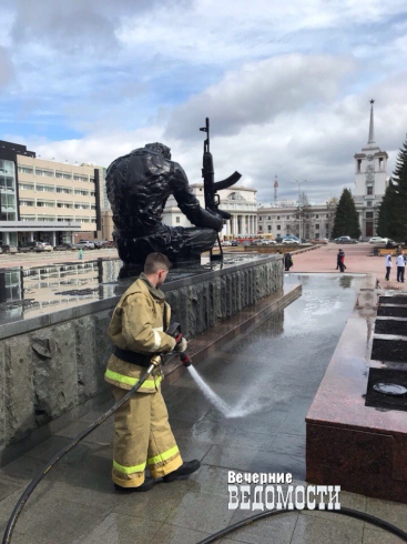 В Екатеринбурге отмыли «Черный тюльпан» из брандспойтов