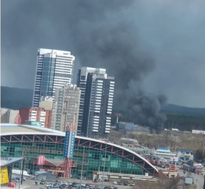 Крупный пожар на промышленной площадке на улице Луганской в Екатеринбурге