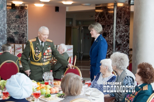 Прокуратура Екатеринбурга и общественники провели концерт для ветеранов ВОВ