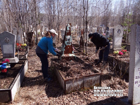 В Новоуральске общественники и студенты привели в порядок могилы ветеранов к 9 Mая