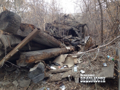 В Екатеринбурге несколько лет не могут привести в порядок заброшенный участок вблизи Центрального стадиона