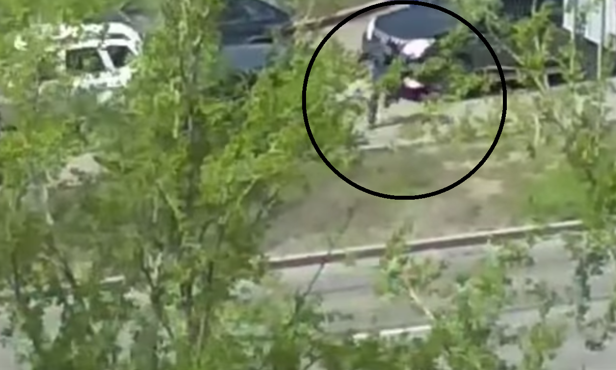 Екатеринбурге внедорожник наехал на сотрудника скорой помощи