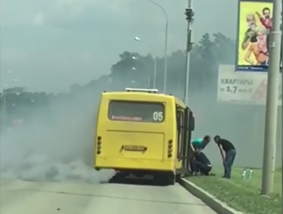 В Екатеринбурге автобус едва не загорелся на ходу