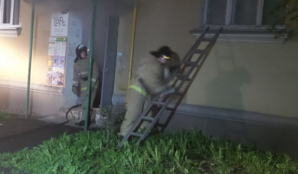 Прошедшей ночью из жилого дома на Ленина из-за пожара эвакуировали жителей