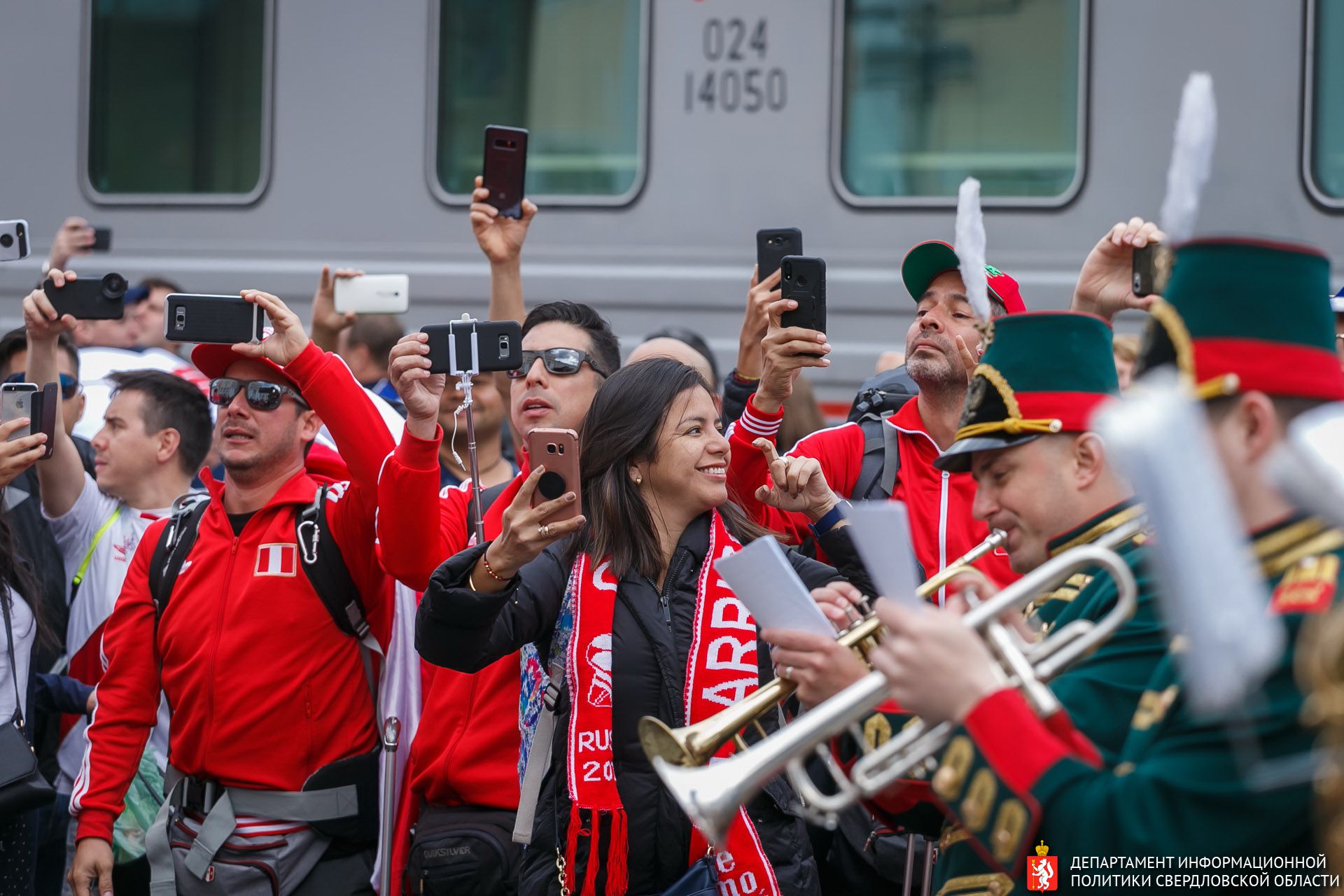Такого Екатеринбург не видел со времён первомайских демонстраций в Советском Союзе. От поезда до стадиона. Без слов Такого Екатеринбург не видел со времён первомайских демонстраций в Советском Союзе. От поезда до стадиона. Без слов
