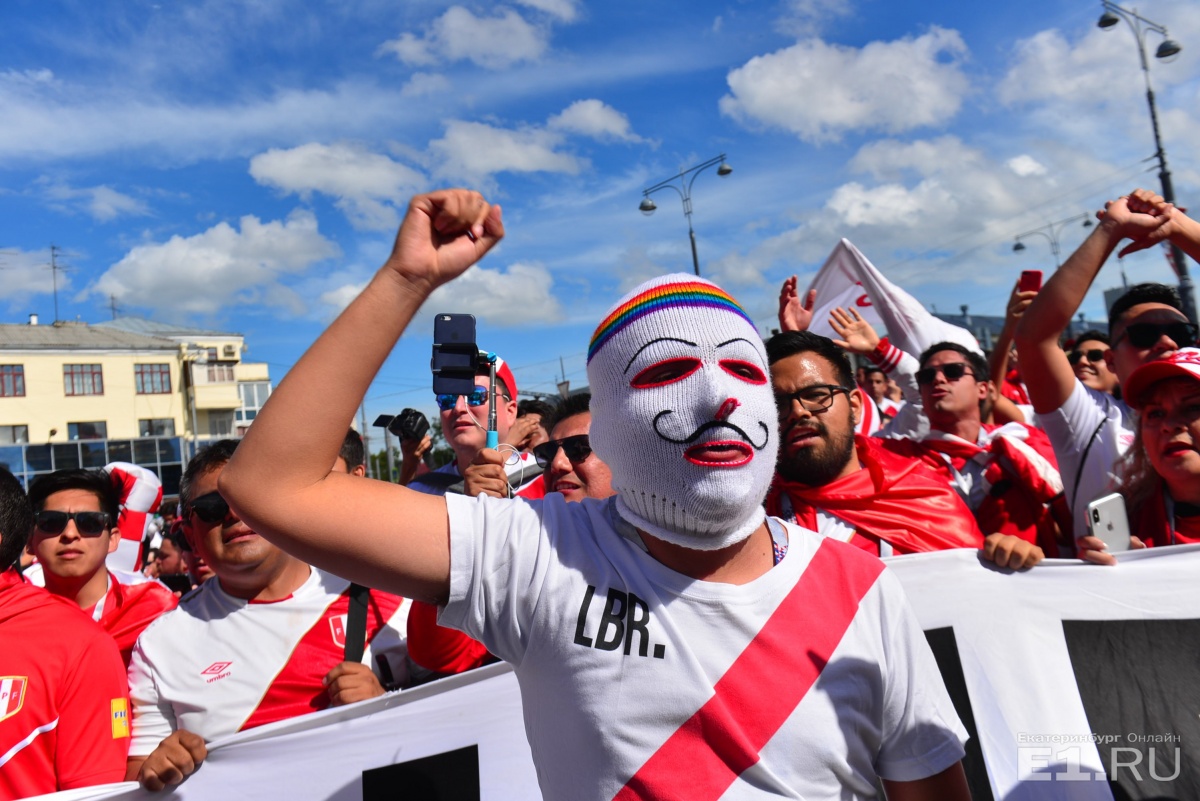Такого Екатеринбург не видел со времён первомайских демонстраций в Советском Союзе. От поезда до стадиона. Без слов Такого Екатеринбург не видел со времён первомайских демонстраций в Советском Союзе. От поезда до стадиона. Без слов