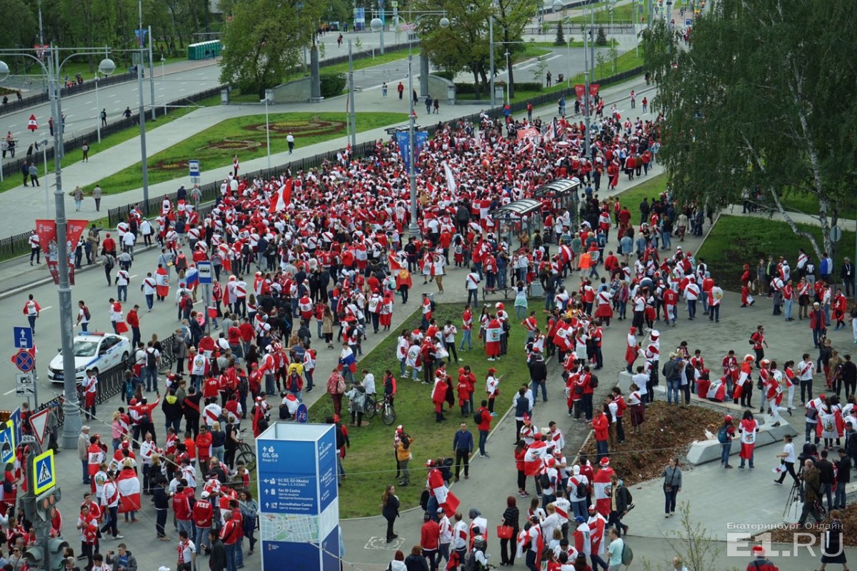 Такого Екатеринбург не видел со времён первомайских демонстраций в Советском Союзе. От поезда до стадиона. Без слов Такого Екатеринбург не видел со времён первомайских демонстраций в Советском Союзе. От поезда до стадиона. Без слов