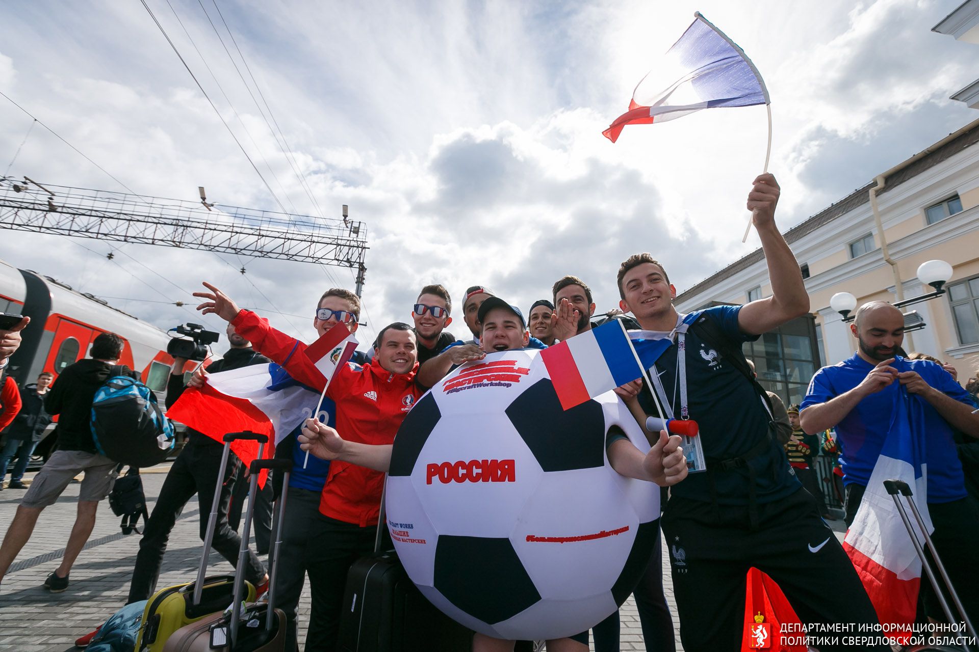 Такого Екатеринбург не видел со времён первомайских демонстраций в Советском Союзе. От поезда до стадиона. Без слов Такого Екатеринбург не видел со времён первомайских демонстраций в Советском Союзе. От поезда до стадиона. Без слов