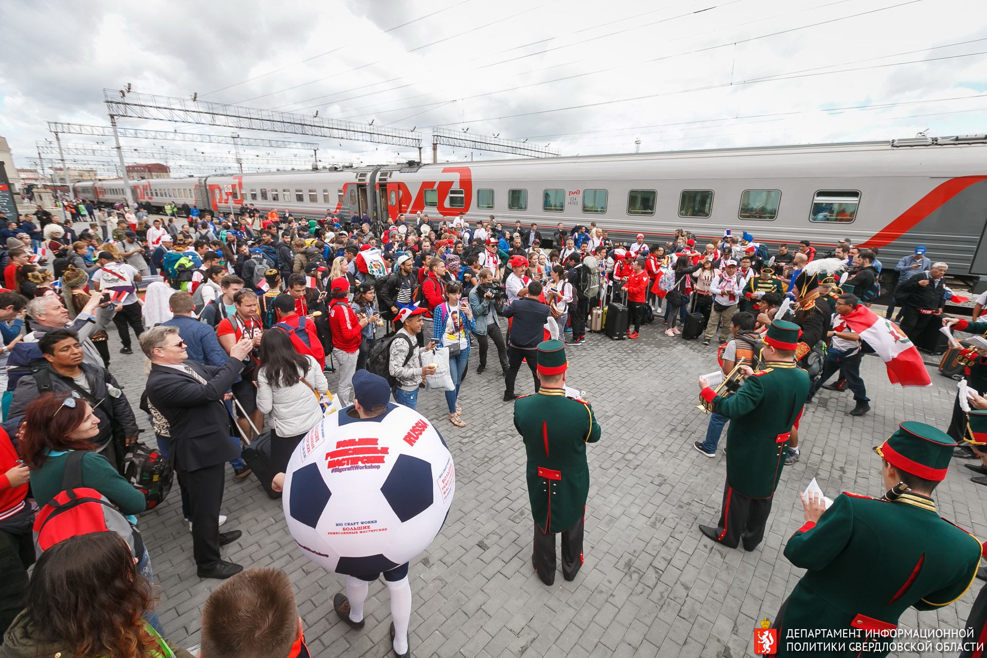 Такого Екатеринбург не видел со времён первомайских демонстраций в Советском Союзе. От поезда до стадиона. Без слов Такого Екатеринбург не видел со времён первомайских демонстраций в Советском Союзе. От поезда до стадиона. Без слов