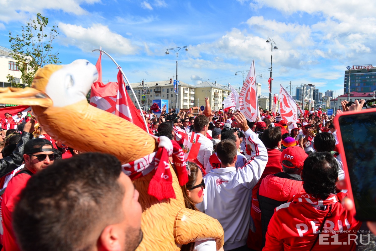 Такого Екатеринбург не видел со времён первомайских демонстраций в Советском Союзе. От поезда до стадиона. Без слов Такого Екатеринбург не видел со времён первомайских демонстраций в Советском Союзе. От поезда до стадиона. Без слов