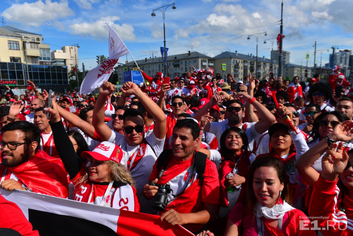 Такого Екатеринбург не видел со времён первомайских демонстраций в Советском Союзе. От поезда до стадиона. Без слов Такого Екатеринбург не видел со времён первомайских демонстраций в Советском Союзе. От поезда до стадиона. Без слов
