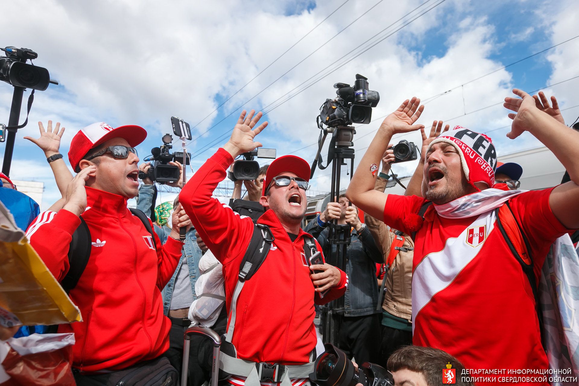 Такого Екатеринбург не видел со времён первомайских демонстраций в Советском Союзе. От поезда до стадиона. Без слов Такого Екатеринбург не видел со времён первомайских демонстраций в Советском Союзе. От поезда до стадиона. Без слов