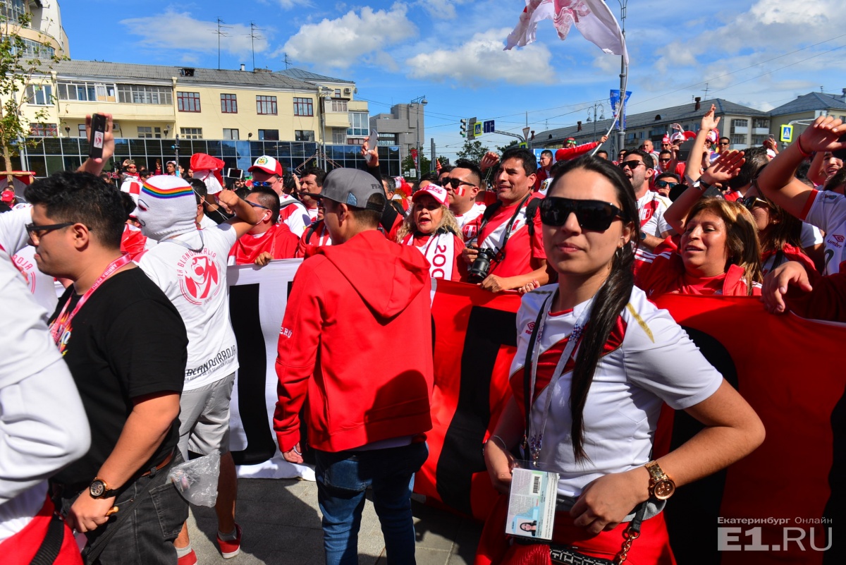 Такого Екатеринбург не видел со времён первомайских демонстраций в Советском Союзе. От поезда до стадиона. Без слов Такого Екатеринбург не видел со времён первомайских демонстраций в Советском Союзе. От поезда до стадиона. Без слов