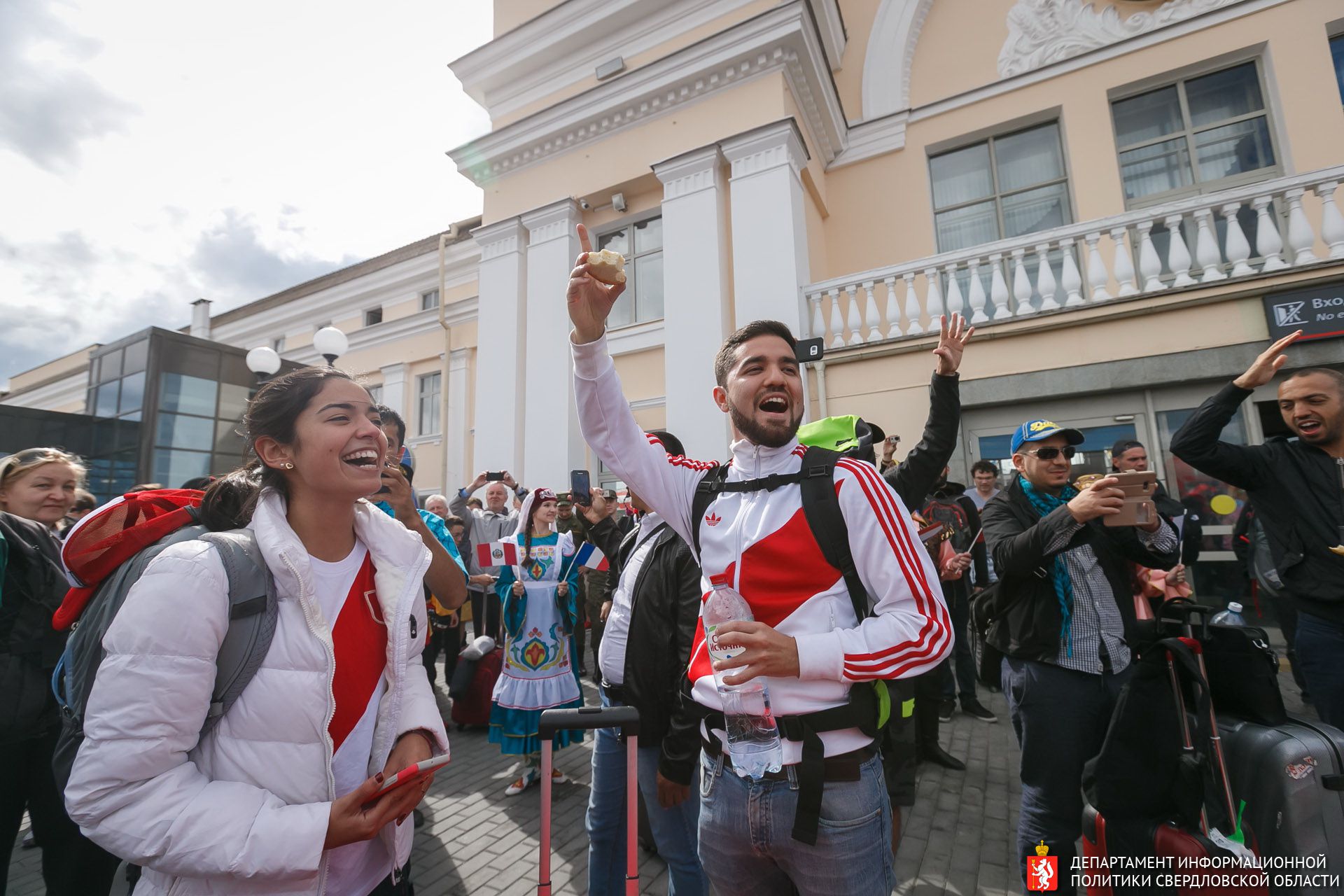 Такого Екатеринбург не видел со времён первомайских демонстраций в Советском Союзе. От поезда до стадиона. Без слов Такого Екатеринбург не видел со времён первомайских демонстраций в Советском Союзе. От поезда до стадиона. Без слов