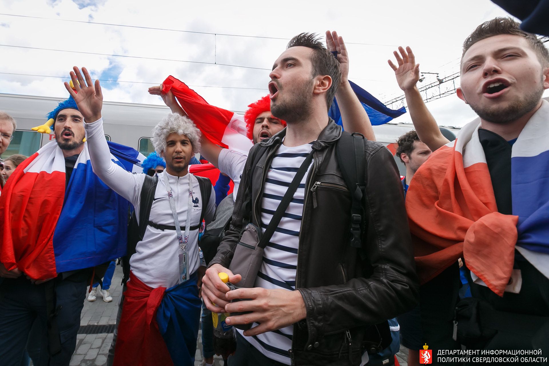 Такого Екатеринбург не видел со времён первомайских демонстраций в Советском Союзе. От поезда до стадиона. Без слов Такого Екатеринбург не видел со времён первомайских демонстраций в Советском Союзе. От поезда до стадиона. Без слов
