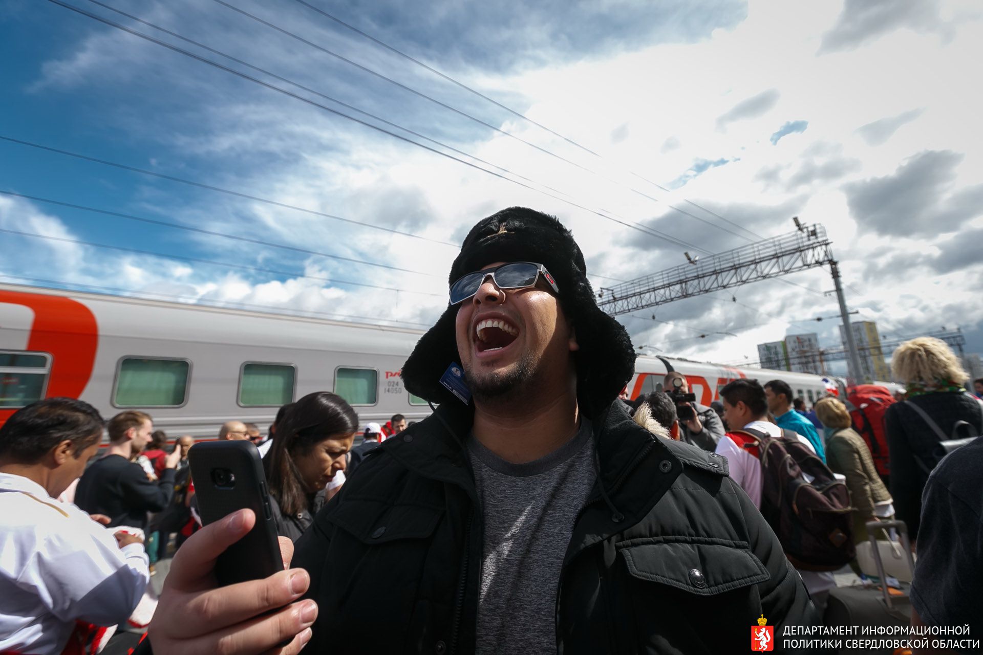 Такого Екатеринбург не видел со времён первомайских демонстраций в Советском Союзе. От поезда до стадиона. Без слов Такого Екатеринбург не видел со времён первомайских демонстраций в Советском Союзе. От поезда до стадиона. Без слов