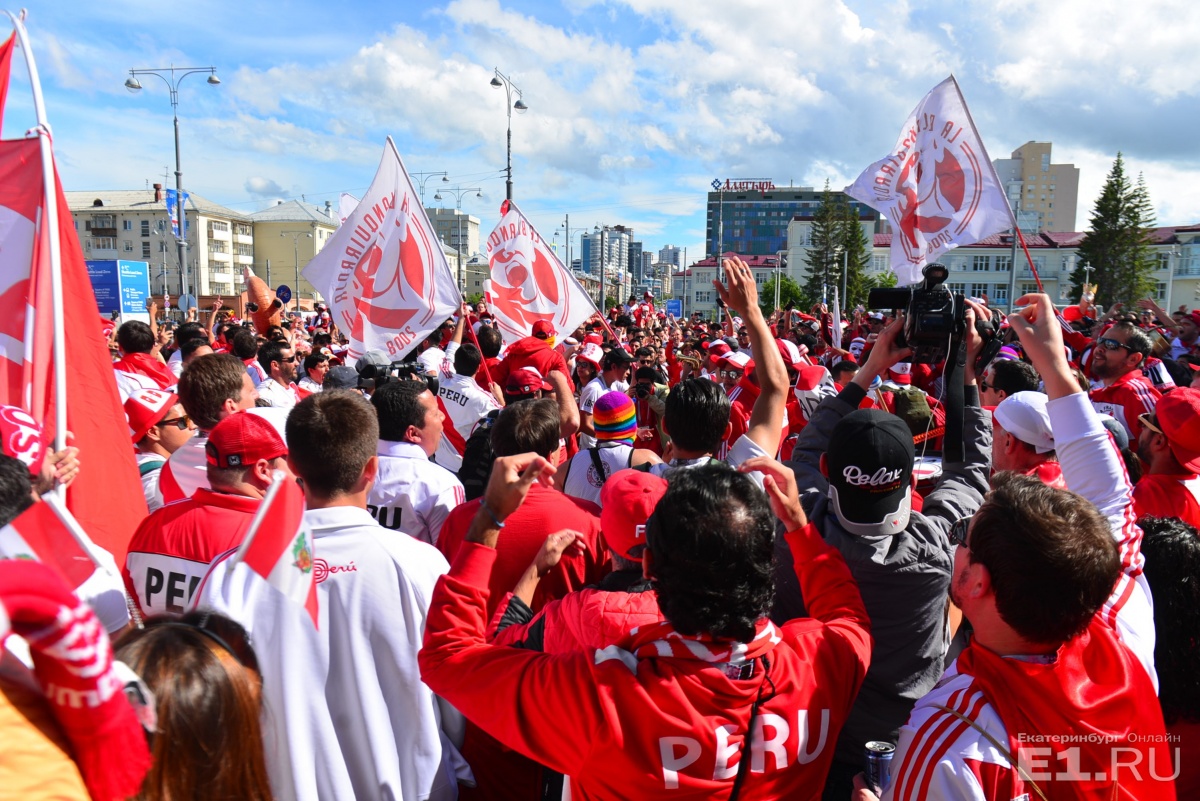Такого Екатеринбург не видел со времён первомайских демонстраций в Советском Союзе. От поезда до стадиона. Без слов Такого Екатеринбург не видел со времён первомайских демонстраций в Советском Союзе. От поезда до стадиона. Без слов