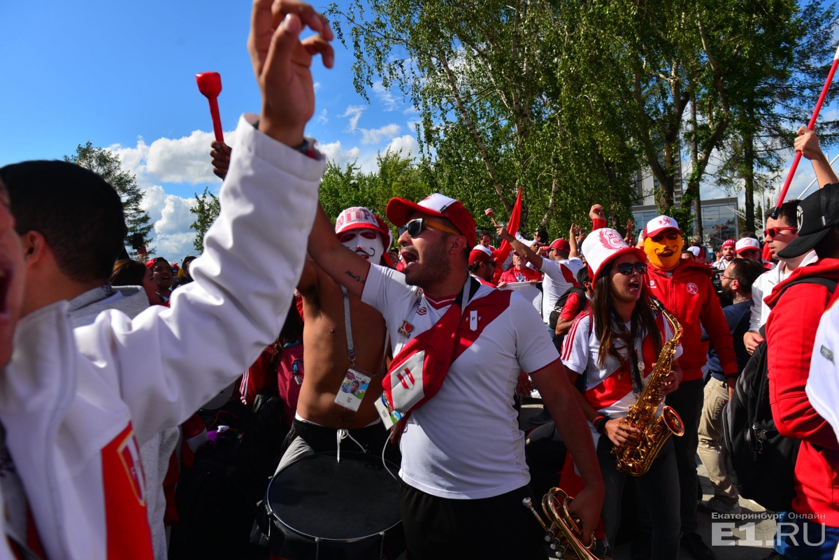 Такого Екатеринбург не видел со времён первомайских демонстраций в Советском Союзе. От поезда до стадиона. Без слов Такого Екатеринбург не видел со времён первомайских демонстраций в Советском Союзе. От поезда до стадиона. Без слов