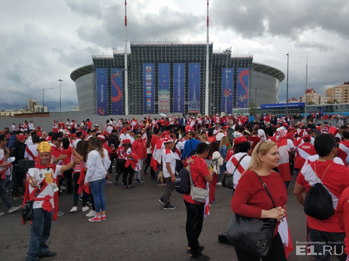 Такого Екатеринбург не видел со времён первомайских демонстраций в Советском Союзе. От поезда до стадиона. Без слов Такого Екатеринбург не видел со времён первомайских демонстраций в Советском Союзе. От поезда до стадиона. Без слов