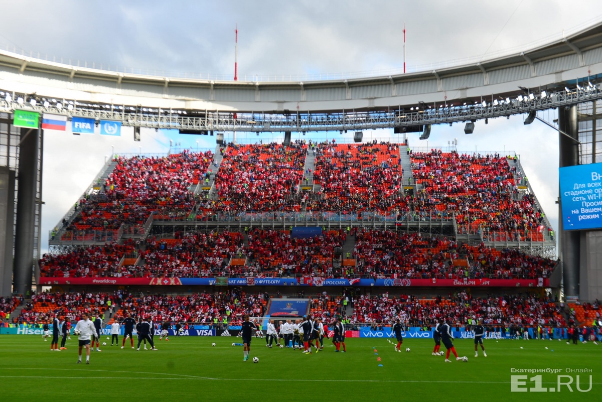 Такого Екатеринбург не видел со времён первомайских демонстраций в Советском Союзе. От поезда до стадиона. Без слов Такого Екатеринбург не видел со времён первомайских демонстраций в Советском Союзе. От поезда до стадиона. Без слов