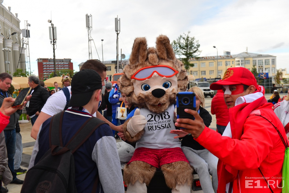 Такого Екатеринбург не видел со времён первомайских демонстраций в Советском Союзе. От поезда до стадиона. Без слов Такого Екатеринбург не видел со времён первомайских демонстраций в Советском Союзе. От поезда до стадиона. Без слов
