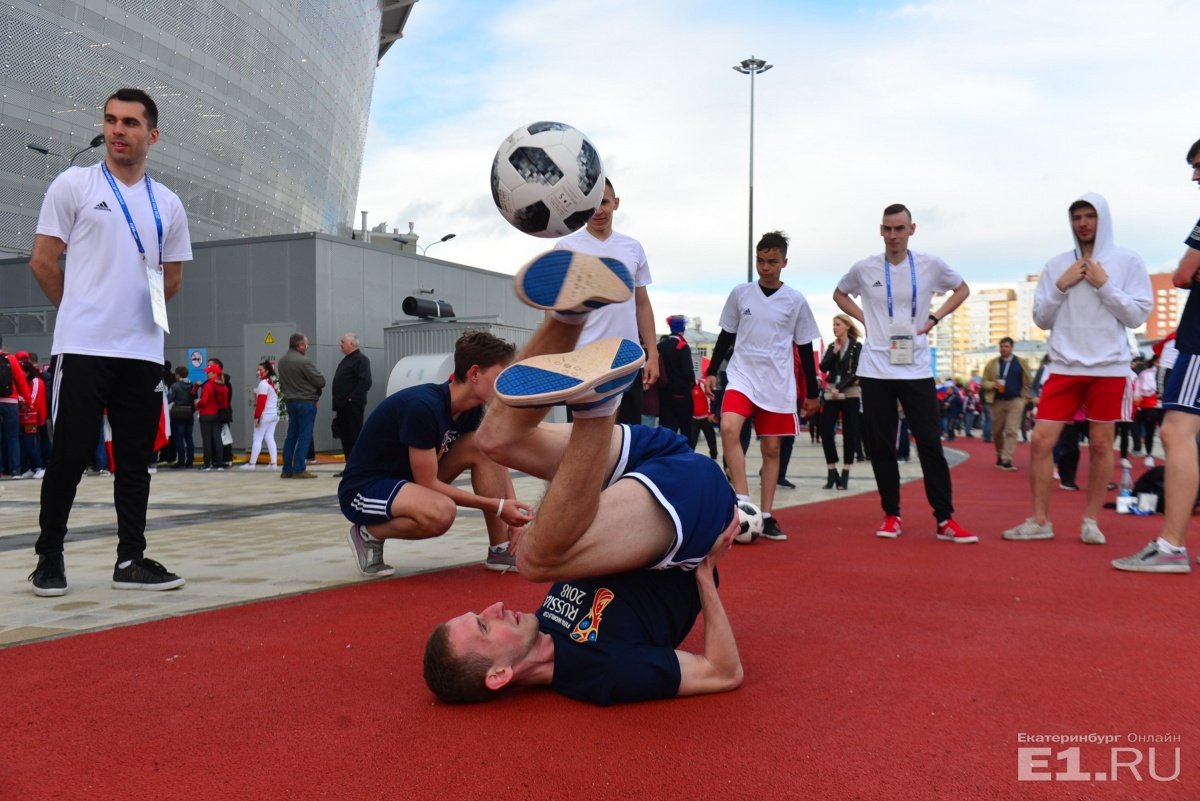 Такого Екатеринбург не видел со времён первомайских демонстраций в Советском Союзе. От поезда до стадиона. Без слов Такого Екатеринбург не видел со времён первомайских демонстраций в Советском Союзе. От поезда до стадиона. Без слов