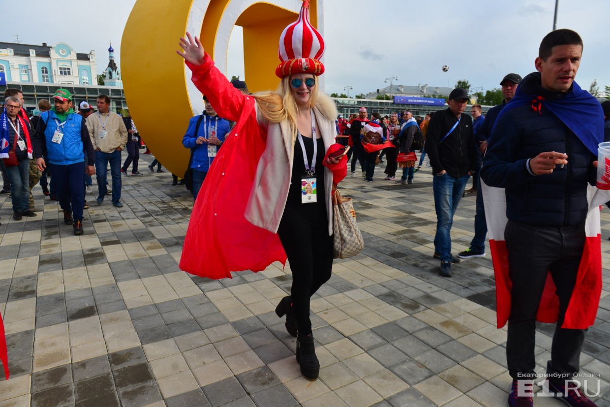 Такого Екатеринбург не видел со времён первомайских демонстраций в Советском Союзе. От поезда до стадиона. Без слов Такого Екатеринбург не видел со времён первомайских демонстраций в Советском Союзе. От поезда до стадиона. Без слов