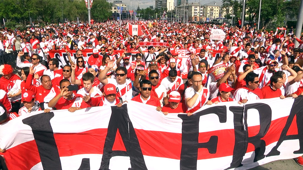Такого Екатеринбург не видел со времён первомайских демонстраций в Советском Союзе. От поезда до стадиона. Без слов Такого Екатеринбург не видел со времён первомайских демонстраций в Советском Союзе. От поезда до стадиона. Без слов