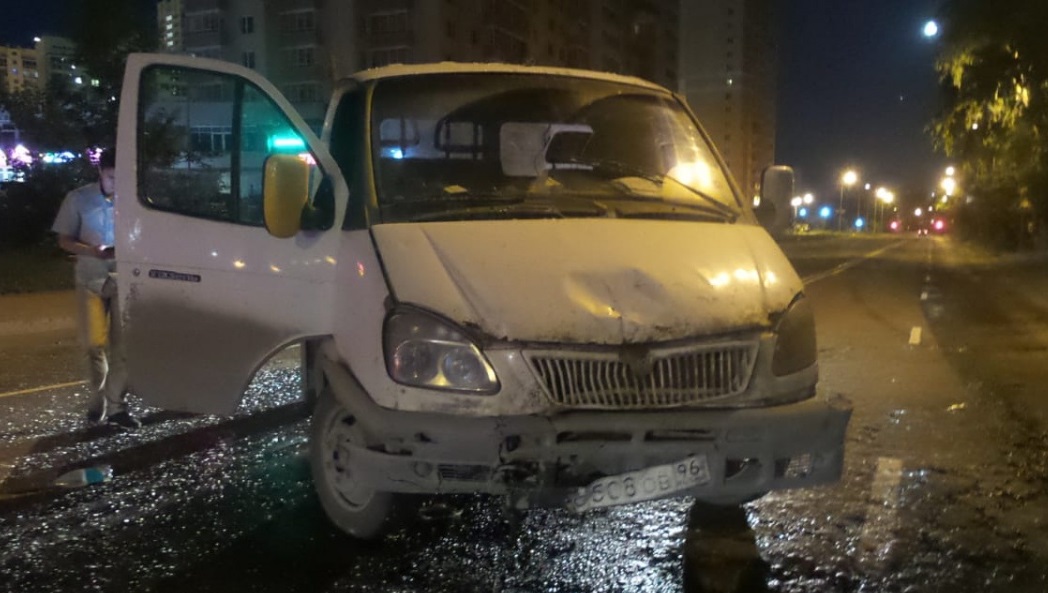 На Эльмаше грузовая «ГАЗель» совершила таран на перекрёстке На Эльмаше грузовая «ГАЗель» совершила таран на перекрёстке