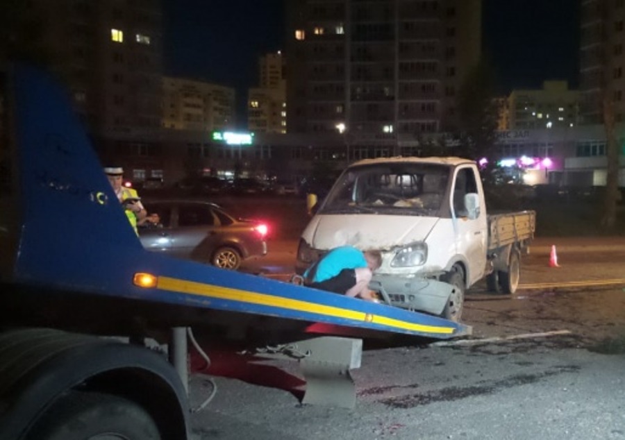 На Эльмаше грузовая «ГАЗель» совершила таран на перекрёстке На Эльмаше грузовая «ГАЗель» совершила таран на перекрёстке