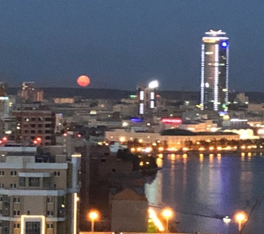 Красная луна опустилась на БЦ «Высоцкий» в Екатеринбурге Красная луна опустилась на БЦ «Высоцкий» в Екатеринбурге