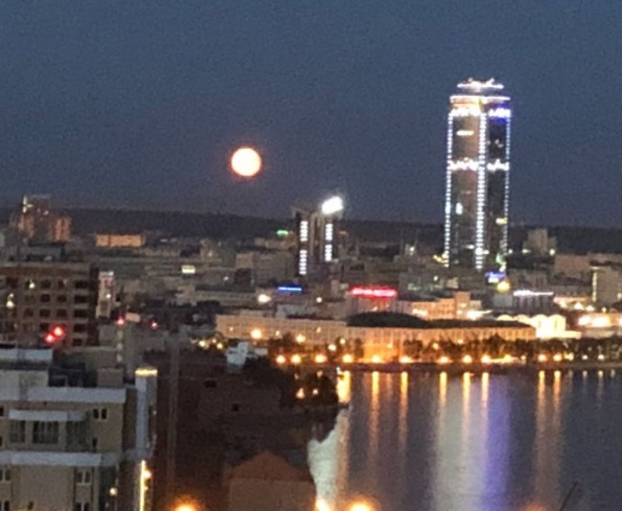 Красная луна опустилась на БЦ «Высоцкий» в Екатеринбурге Красная луна опустилась на БЦ «Высоцкий» в Екатеринбурге