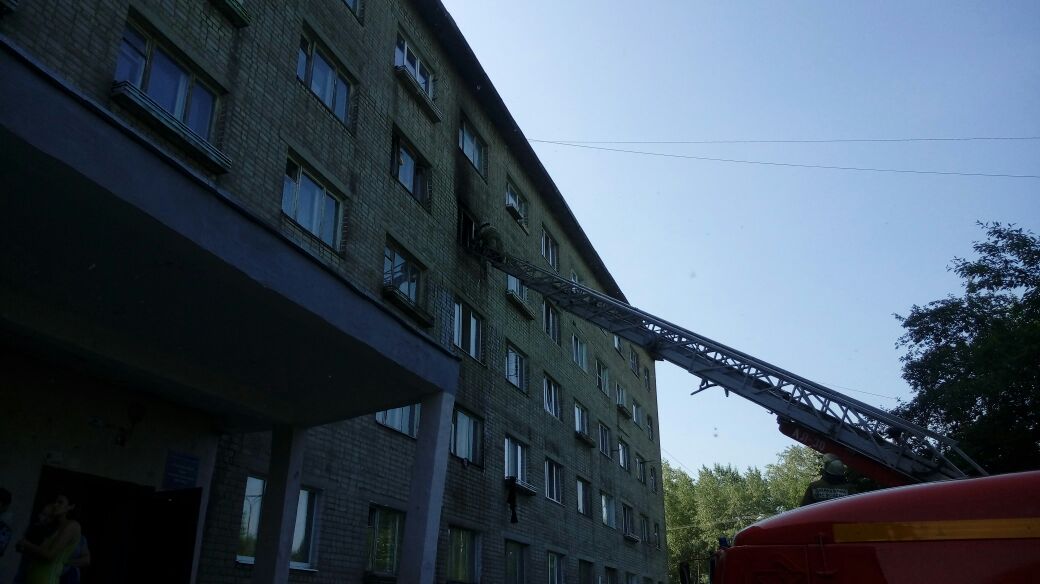 В Каменске-Уральском из горящего дома эвакуировали порядка 100 человек