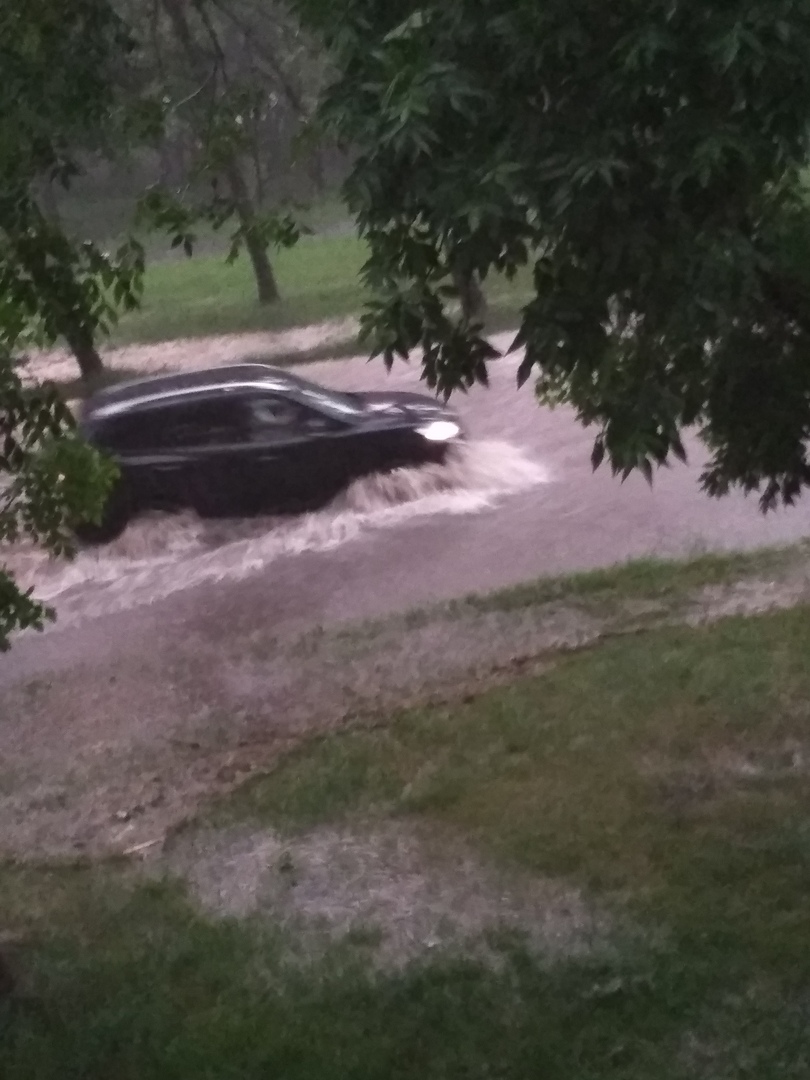 Вечерний ливень затопил в Екатеринбурге улицы и магазины Вечерний ливень затопил в Екатеринбурге улицы и магазины