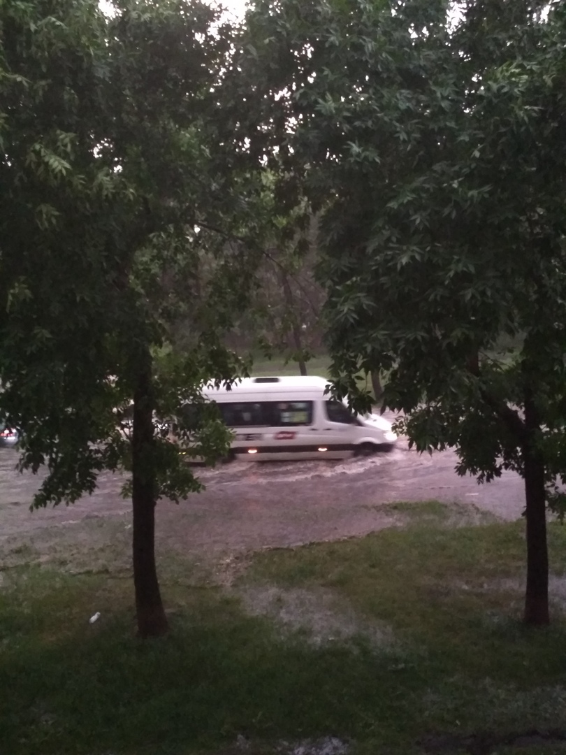 Вечерний ливень затопил в Екатеринбурге улицы и магазины Вечерний ливень затопил в Екатеринбурге улицы и магазины