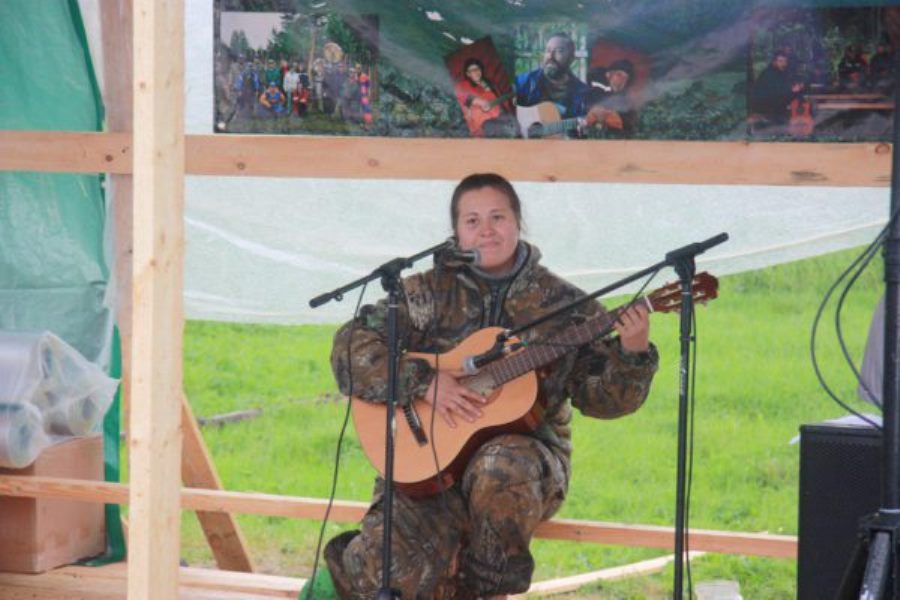 Фестиваль собирает любителей авторской песни у подножия Конжаковского Камня Фестиваль собирает любителей авторской песни у подножия Конжаковского Камня