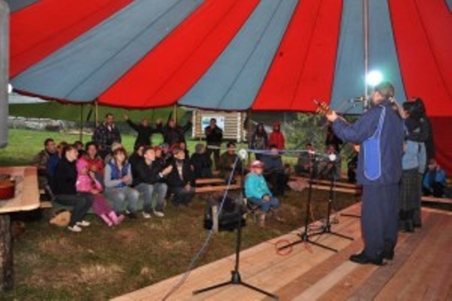 Фестиваль собирает любителей авторской песни у подножия Конжаковского Камня Фестиваль собирает любителей авторской песни у подножия Конжаковского Камня