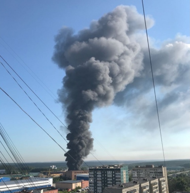 Крупный пожар в Екатеринбурге: горят склады на Совхозной