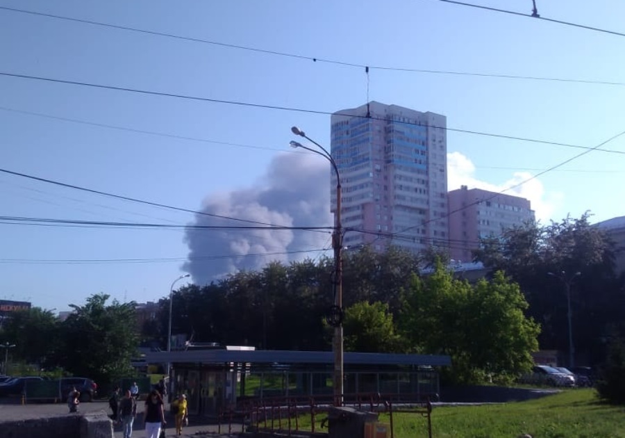 Крупный пожар в Екатеринбурге: горят склады на Совхозной